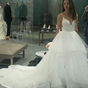 Beautiful never worn Wedding Dress! Off the rack Exclusive Atelier